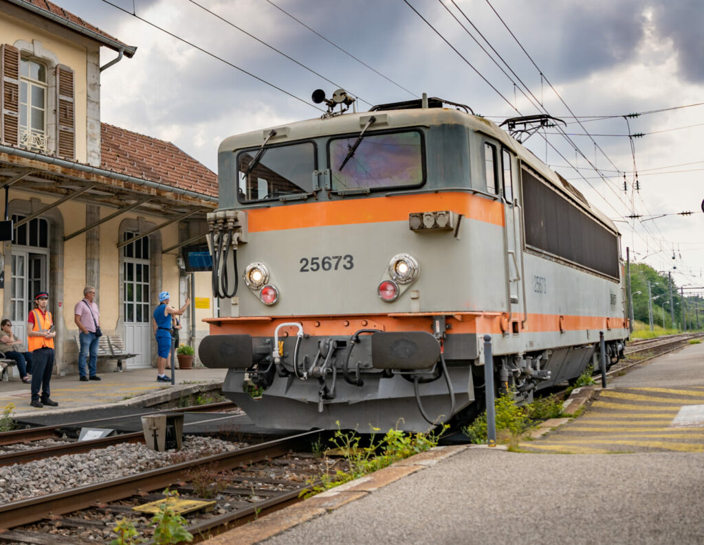 vic9283 and manouvre 25500 seule devant bv